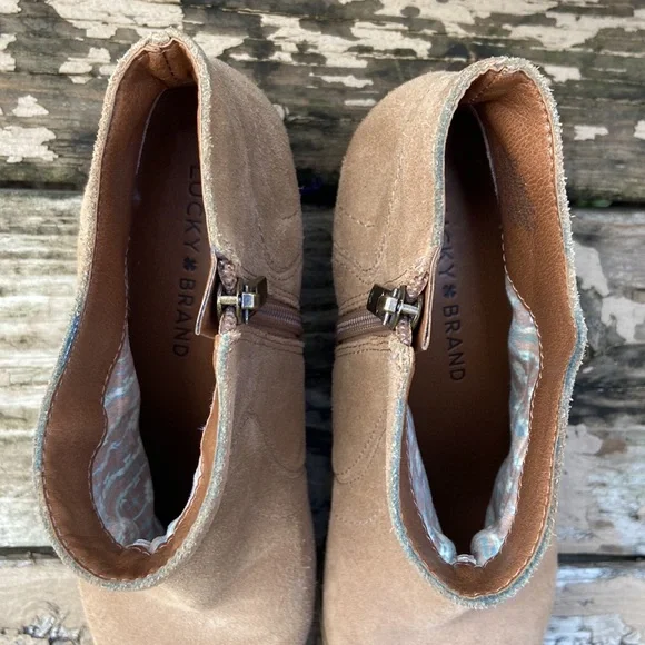 Lucky Brand Tan Suede Ankle Boots Size 6.5 Side Zip Western Boho - Picture 4 of 14